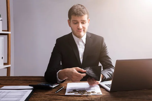 Smutny Biznesmen Sprawdzanie Jego Portfel Monet Laptop Biurko Drewna — Zdjęcie stockowe