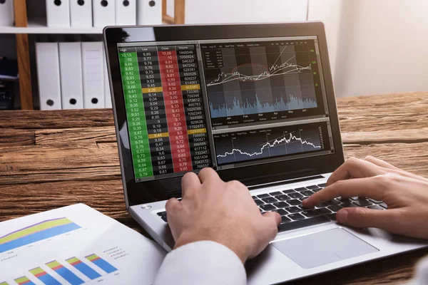 Primer Plano Mano Corredor Bolsa Mirando Gráficos Ordenador Portátil —  Fotos de Stock