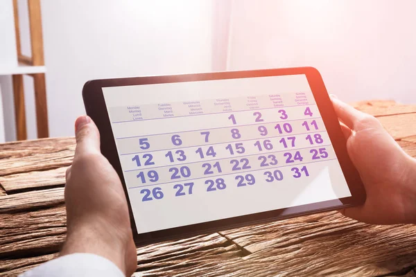 Close Van Hand Van Een Zakenman Met Behulp Van Kalender — Stockfoto