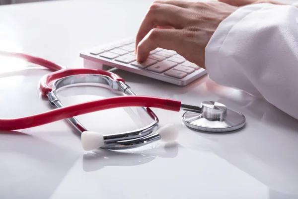 Arzthandtippen Auf Tastatur Neben Stethoskop Auf Weißem Schreibtisch — Stockfoto