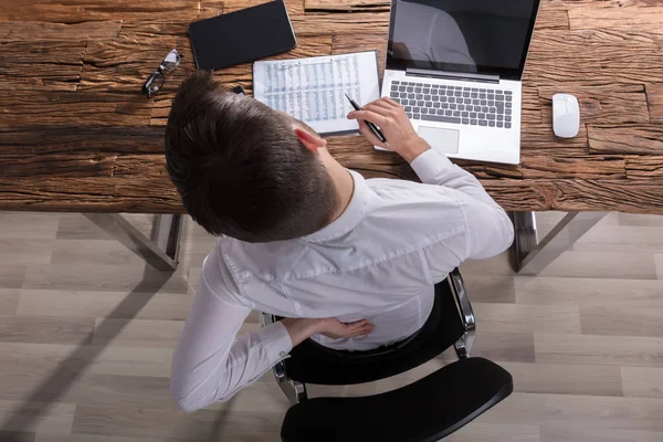 オフィスでの背中の痛みに苦しむビジネスマンのハイアングル — ストック写真