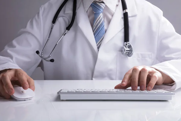 Gros Plan Main Médecin Utilisant Clavier Ordinateur Sur Bureau Blanc — Photo