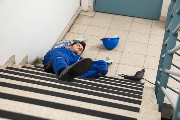 Handyman Inconsciente Deitado Escada Com Capacete Broca Chão — Fotografia de Stock