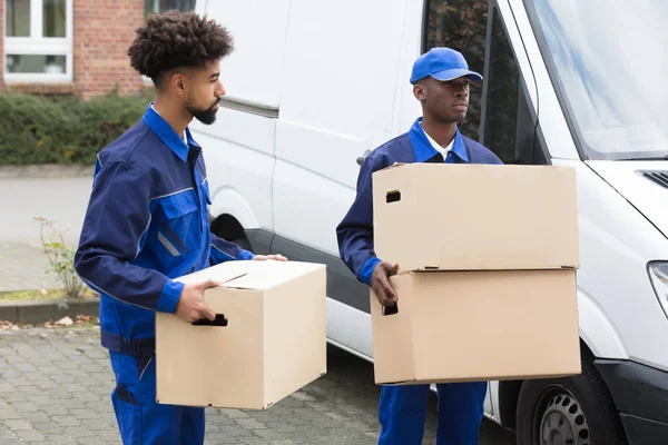 Close Dois Homens Entrega Segurando Caixas Papelão — Fotografia de Stock