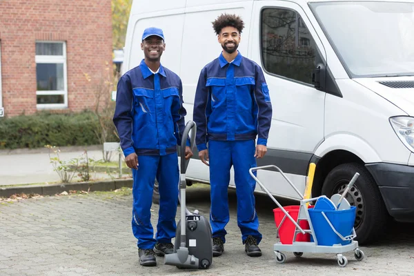 Retrato Dois Feliz Homem Zelador Com Equipamento Limpeza Contra Caminhão — Fotografia de Stock