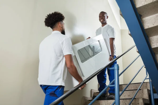 Gros Plan Deux Jeunes Déménageurs Masculins Portant Cabinet Blanc Tout — Photo