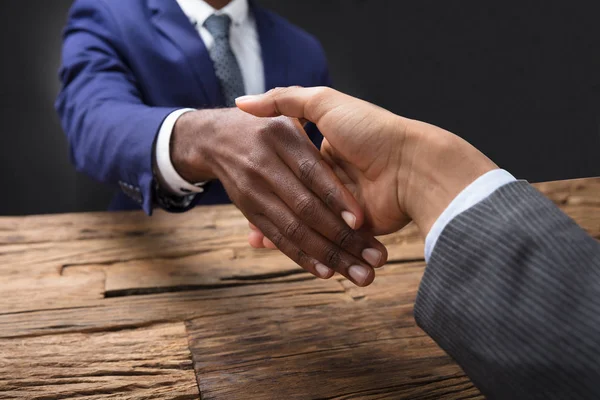 Zbliżenie Biznesmen Dłoni Drżenie Dłoni Wraz Partnerką — Zdjęcie stockowe