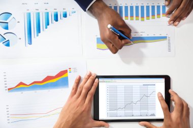İki iş adamları dijital Tablet kullanarak grafik analiz görünümünü yüksek açı
