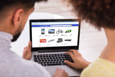 Online alışveriş için bir çift kullanarak dizüstü Close-Up