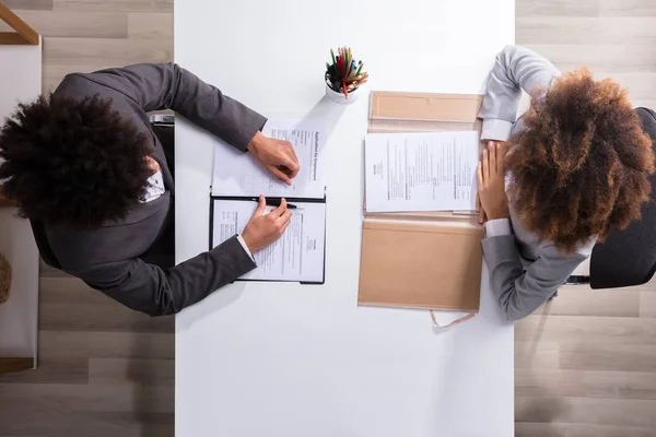 Hög Vinkel Manlig Chef Intervjua Kvinnliga Sökanden Office — Stockfoto