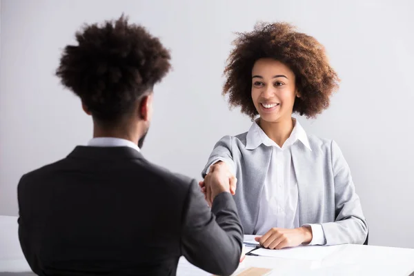 Lächelnde Junge Geschäftsfrau Schüttelt Männlichen Bewerber Amt Die Hand — Stockfoto