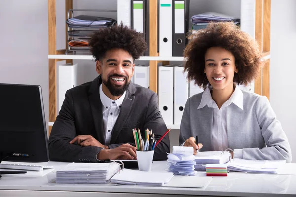 Porträtt Två Unga Leende Företagare Sitter Office — Stockfoto