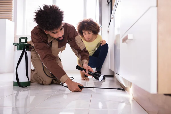 Kvinna Som Tittar Manliga Pest Control Arbetare Med Fackla Sprutar — Stockfoto