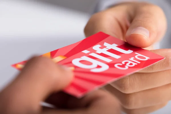 Close Dois Empresários Mão Segurando Cartão Presente Vermelho — Fotografia de Stock