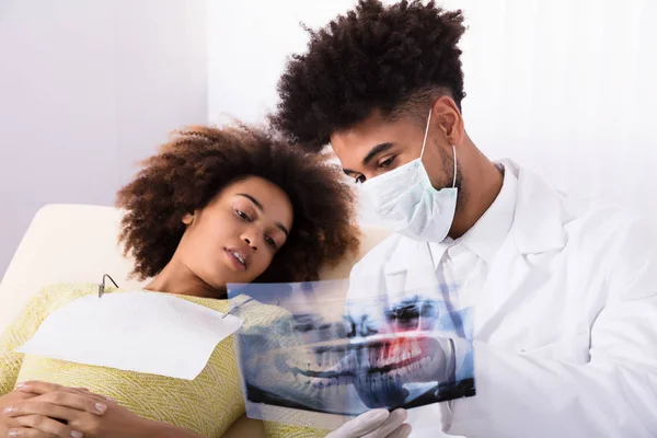 Dentista Masculino Mostrando Raios Dentes Para Paciente Feminina Feliz Clínica — Fotografia de Stock