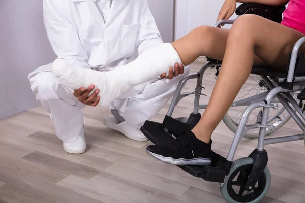 병원에서 장애인된 여자의 다리를 의사의 클로즈업 — 스톡 사진
