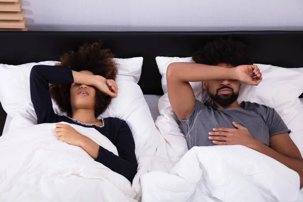 Sudut Tinggi Pemandangan Pasangan Muda Tidur Tempat Tidur — Stok Foto