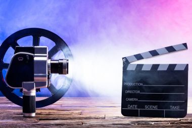 Bir ışıklı film fotoğraf makinesi ile Film Reel ve ahşap Danışma kurulunda Clapper Close-Up