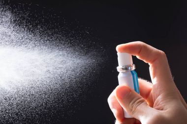 Siyah Arkaplanda Bir Kişinin El Spreyi Nefesi Tazeleyici