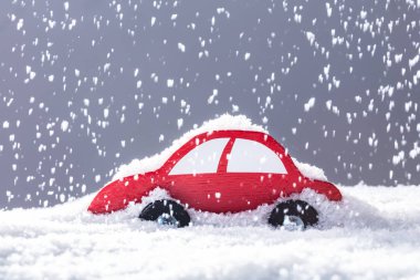 Yoğun kar yağışı kar ile kaplı kırmızı araba