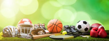 Close-Up Bokeh arka plan karşı sahada çeşitli spor ekipmanları