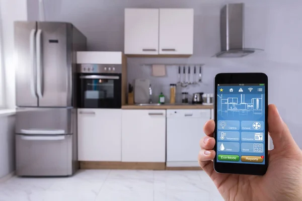 Close Mão Uma Pessoa Usando Sistema Casa Inteligente Celular Cozinha — Fotografia de Stock