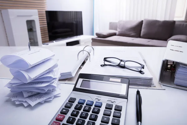 Gros Plan Dossiers Avec Reçus Calculatrice Sur Bureau Blanc Dans — Photo