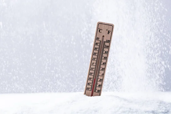 Thermometer Auf Schnee Zeigt Niedrige Temperatur Bei Starkem Schneefall — Stockfoto