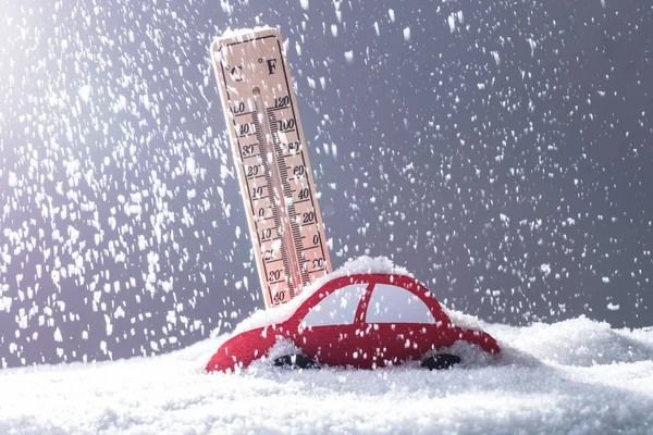 Kırmızı Araba Sırasında Yoğun Kar Yağışı Termometre Önünde Kar Kaplı — Stok fotoğraf