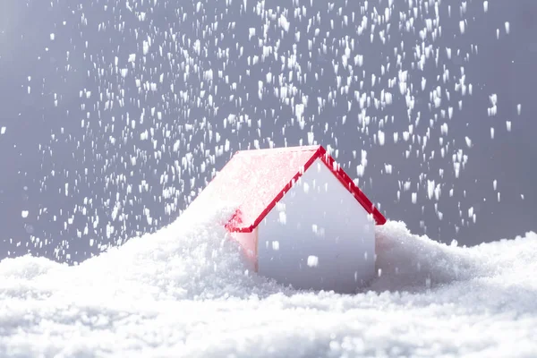 Close Neve Caindo Casa Com Telhado Vermelho Inverno — Fotografia de Stock