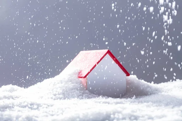 Γκρο Πλαν Του Χιονιού Πέφτουν Στο Σπίτι Την Κόκκινη Στέγη — Φωτογραφία Αρχείου