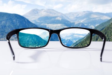 Close-Up gözlüklerle güneşli günde görülen dağlar