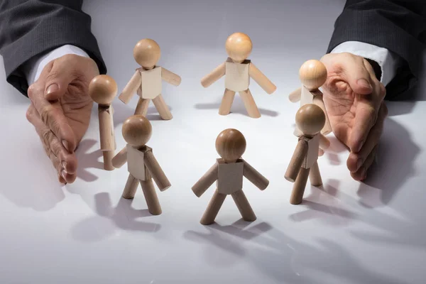 Figuras Humanas Madera Protectoras Mano Sobre Fondo Blanco — Foto de Stock