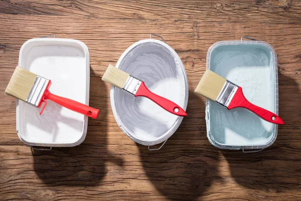 Tamanho Diferente Pincéis Pintura Recipiente Uma Linha Mesa Madeira — Fotografia de Stock