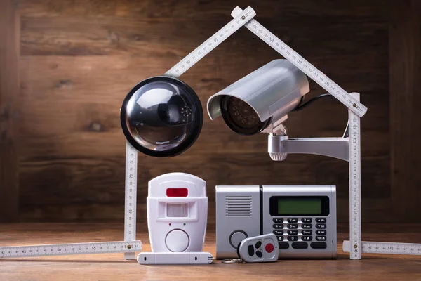 Cctv Camera Beveiliging Alarmsysteem Onder Het Huis Gemaakt Met Het — Stockfoto