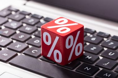 Kırmızı ahşap blok Laptop tuş takımı üzerinde yüzde Close-Up