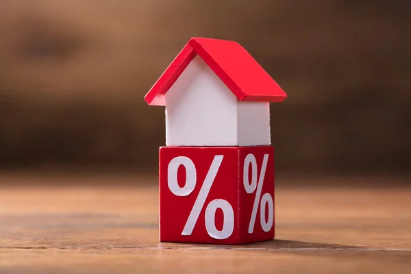 Primer Plano Del Modelo Casa Porcentaje Bloque Rojo Mesa Madera —  Fotos de Stock