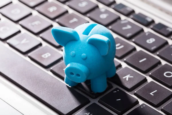 Närbild Små Blå Piggybank Laptop Tangentbord — Stockfoto