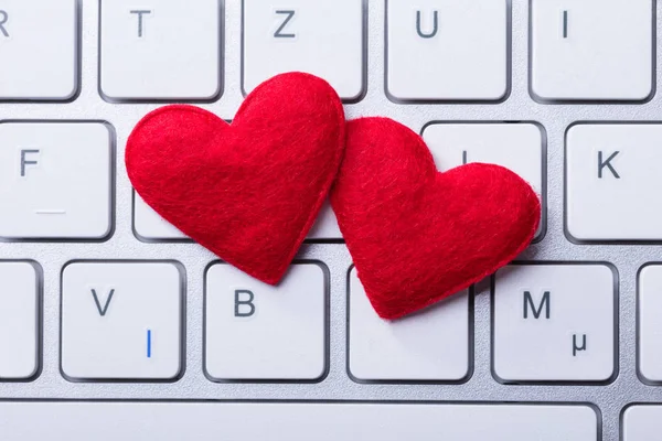 Vista Elevada Dos Corazones Rojos Suaves Forma Teclado — Foto de Stock