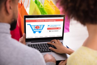 Birkaç alışveriş Online evde çok renkli alışveriş torbaları önünde yakın çekim