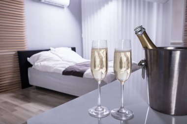 İki şampanya bardağı yatak odasında masada Close-Up