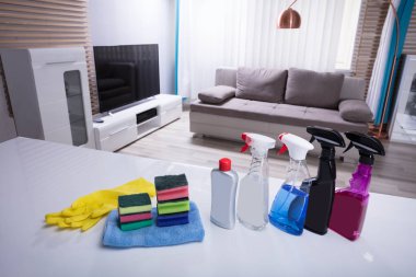 Sünger ve eldiven beyaz masa üzerinde farklı Temizleme Sprey şişeleri