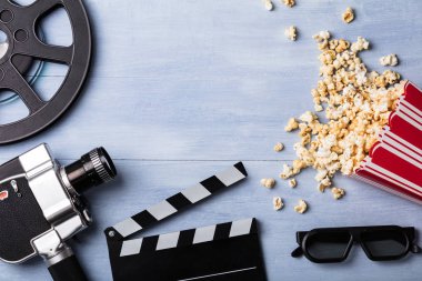 Klaket, 3d gözlük, Film Reel ve film kamera ile dökülen patlamış mısır yüksek açılı görünüş