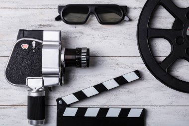 Film kamera, 3d gözlük, Film Reel ve Clapper kurulu yükseltilmiş görünümünü ahşap tahta üzerinde
