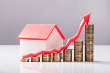 Grafik ve ev Model beyaz masa üzerinde artan yakın çekim