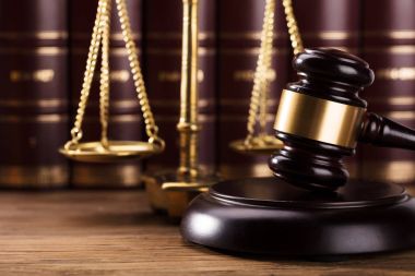 Gavel 'in Tahta Masa Üzerinde, Adalet Ölçeği Önünde Yakın Çekimi