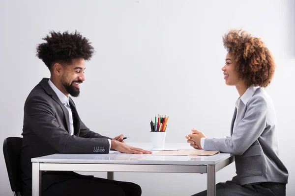 Μερική Άποψη Του Δύο Νέους Επιχειρηματίες Έχοντας Συνομιλία Στο Γραφείο — Φωτογραφία Αρχείου