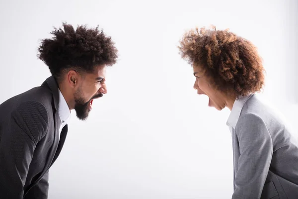 Close Van Twee Boze Jonge Business Partner Schreeuwen Naar Elkaar — Stockfoto