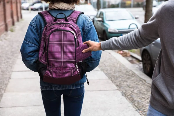 Primer Plano Mano Ladrón Que Roba Bolso Mochila — Foto de Stock