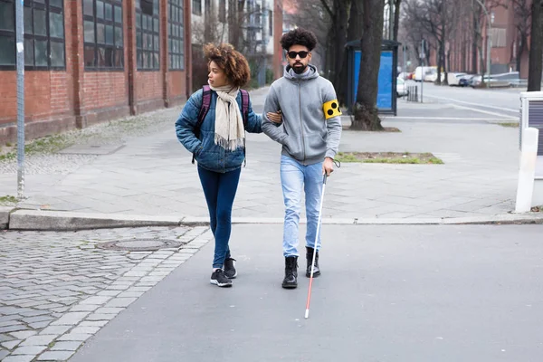 Close Van Een Dief Hand Stelen Tas Van Rugzak — Stockfoto